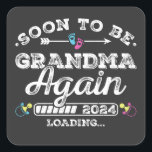 Bientôt être grand-mère à nouveau 2024 Chargement<br><div class="desc">Bientôt être grand-mère de nouveau 2024 Chargement promu à grand-mère Funny Crew Graphic design Cadeau Carré Stickers Collection classique.</div>