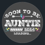 Bientôt être Tante 2024 Chargement<br><div class="desc">Bientôt Be Auntie 2024 Chargement Promoted to Tante Funny Crew Graphic design Cadeau Classic Stickers Round Collection Classic.</div>