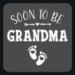 Bientôt Grand-mère promue à grand-mère<br><div class="desc">Bientôt Grand-mère promu à Grand-mère Funny Crew Graphic design Cadeau Carré Sticker Classic Collection.</div>