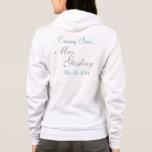 Bientôt... Haut de page de la mariée<br><div class="desc">Il s'agit du sweat - shirt à capuche de fermeture à glissière indispensable pour les épouses. Il n'y a pas de compromis quand il s'agit de ce vêtement mariage, vous pouvez même le customiser avec votre nouveau nom et date mariage. Portez-le pendant le fiançailles, lors du dîner de répétition, et...</div>