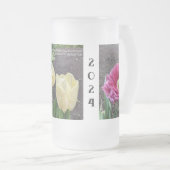 Bienvenue 2024 Frosted Mug par RoseWrites (Devant droit)