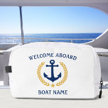 Bienvenue à bord Nom du bateau Ancre Gold Laurel S<br><div class="desc">Un sac personnalisé, à thème nautique, cosmétiques, toilettage et kit de toilette pour vous garder des articles de voyage organisés et sûrs. Ce design comprend une ancre de bateau sur mesure avec des feuilles de laurier de couleur or et une étoile d'or avec un texte riche lisant "Welcome Aboard" et...</div>