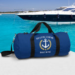 Bienvenue à bord Nom du bateau Ancre Gold Laurel S<br><div class="desc">Un ancre nautique conçu sur mesure, des feuilles de laurier de style or et une étoile dorée avec "Welcome Aboard" et votre nom personnalisé ou nom de bateau sur un gymnase élégant ou sac à dos de voyage. Ce design est en blanc et or couleurs sur bleu marine classique ou...</div>