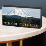 Bienvenue au paysage pittoresque du Mont Rainer<br><div class="desc">Maison accueillante, panneau en bois conçu pour être suspendu ou debout, avec une photo de paysage pittoresque du Mont Rainier recouvert de neige et une vallée verte dans l'état de Washington du Nord-Ouest du Pacifique. Des lettres brunes et blanches disaient : "BIENVENUE À NOTRE MAISON." Choisissez parmi le bois peint...</div>