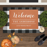 Bienvenue Burange Nom de famille personnalisé<br><div class="desc">Élégant et intemporel tapis de portes personnalisées "Bienvenue" dans le script de calligraphie écrit avec le nom de famille et l'adresse de rue de votre maison personnalisée en blanc avec des accents de rayures simples. Notez que les couleurs arrière - plan orange/terre cuite brûlée et les couleurs de texte blanc...</div>