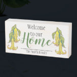 Bienvenue chez nous. Nom de famille personnalisé.<br><div class="desc">Bienvenue aux visiteurs de chez vous avec cette boîte en bois décorée de dessins de fleurs de trompette d'ange jaune et les mots : Bienvenue dans notre maison. Il est personnalisé avec le nom de votre famille.</div>