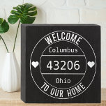 Bienvenue dans notre code postal<br><div class="desc">Ce simple panneau en bois de tableau noir et blanc sera l'accent parfait pour votre maison ou bureau. Placez-le sur une étagère,  un bureau ou accrochez-le au mur ! Personnalisez-le pour un cadeau inoubliable pour le ménage. Le design inclut le matériel de copyright de Cricut.</div>