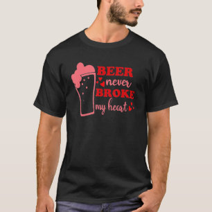 Bier heeft nooit mijn hartdinkerroze overlagen geb t-shirt
