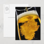 Bier in glas gegoten, studioshot briefkaart (Voorkant / Achterkant)
