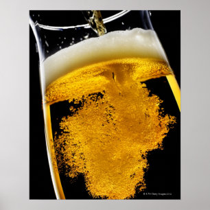 Bier in glas gegoten, studioshot poster