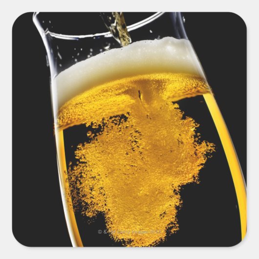 Bier in glas gegoten, studioshot vierkante sticker (Voorkant)