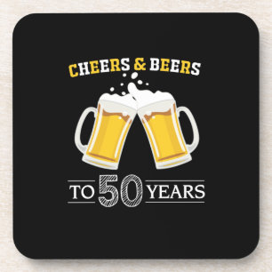 Bierdrinker proost en biertjes op 50 jaar verjaard bier onderzetter