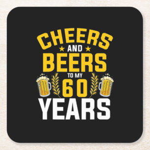 Bierdrinker proost en biertjes op mijn 60 jaar ver vierkante kartonnen onderzetter