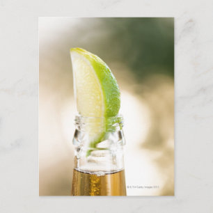 Bierfles met limoen wig briefkaart