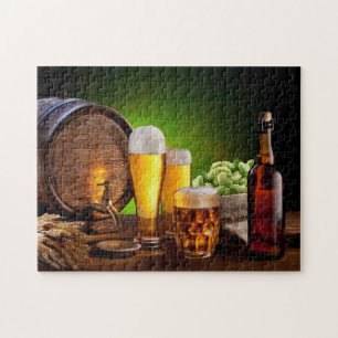 Biervat met een bierbril op een houten tafel legpuzzel