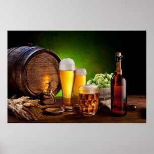 Biervat met een bierbril op een houten tafel poster