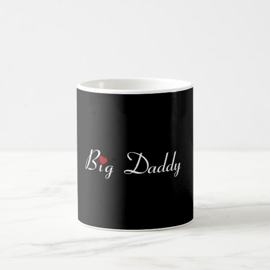 Big Daddy avec une tasse de Red Heart (Centre)