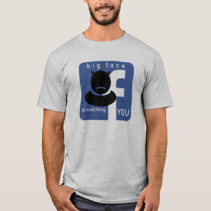 Big Face kijkt naar je T-shirt