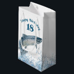 Big Fish In Water 18th Birthday Petit sac cadeau<br><div class="desc">Un grand poisson saumon saute d'eau bleue pour 18ème anniversaire. Les numéros d'âge peuvent être modifiés ou supprimés.</div>