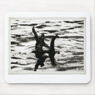 Big Foot en Bessie Het meer monster kijkt uit Muismat