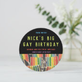 Big Gay Anniversaire Rainbow Cake Invitation (Debout devant)