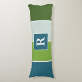 Big Stripes in blauw en groen met Monogram Lichaamskussen (Voorkant Verticaal)