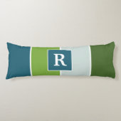 Big Stripes in blauw en groen met Monogram Lichaamskussen (Voorkant)