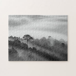 Big Tree in Pine Forest in the Mist Legpuzzel