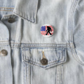 Bigfoot and the American Flag Ronde Button 3,2 Cm (In situ)