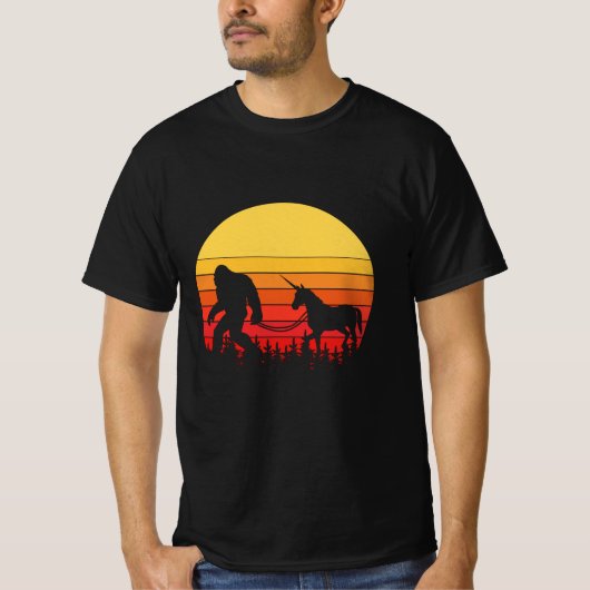 Bigfoot and Unicorn in one Retro Design T-shirt (Voorkant)