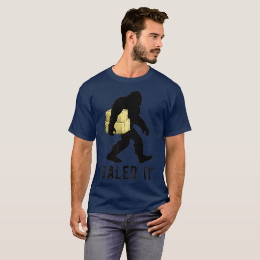 Bigfoot boer met Hay Bale Funny Sasquatch T-shirt (Voorkant volledig)