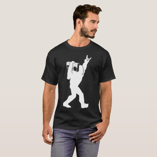 Bigfoot Boombox Rock en Roll I Geloof Sasquatch T-shirt (Voorkant volledig)