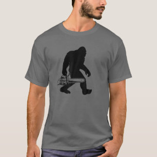 Bigfoot Carrier Chainzaag Lumberjack Sasquatch Log T-shirt