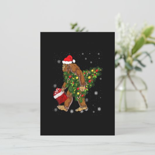 Bigfoot Carrier met kerstboom Sasquatch Believer Kaart (Staand voorkant)