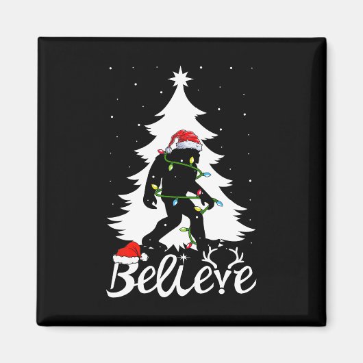 Bigfoot Carrier met kerstboom Sasquatch Believer Magneet (Voorkant)
