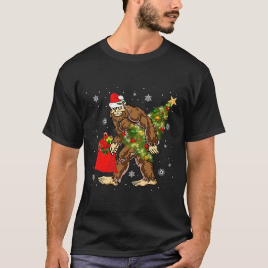 Bigfoot Carrier met kerstboom Sasquatch Believer T-shirt (Voorkant)
