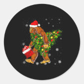 Bigfoot Carrying Christmas Tree Sasquatch Believer Ronde Sticker (Voorkant)