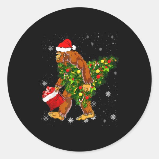 Bigfoot Carrying Christmas Tree Sasquatch Believer Ronde Sticker (Voorkant)