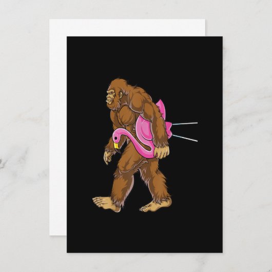Bigfoot Carrying Lawn Flamingo T Shirt Funny Sasqu Kaart (Voorkant / Achterkant)