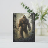 Bigfoot dans la carte postale de la forêt (Debout devant)