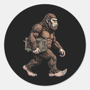 Bigfoot die kippenkrat draagt Sasquatch Farm Humor Ronde Sticker
