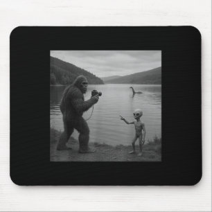 Bigfoot en Alien bij Loch Ness _1 Muismat