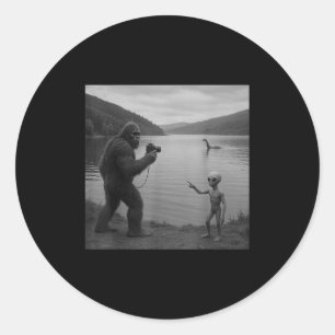 Bigfoot en Alien bij Loch Ness _1 Ronde Sticker