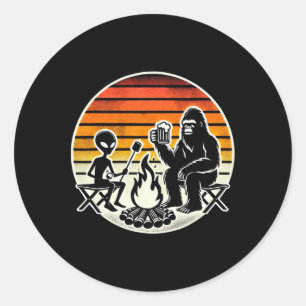 Bigfoot en Alien Camping Drinken Bier  Ronde Sticker