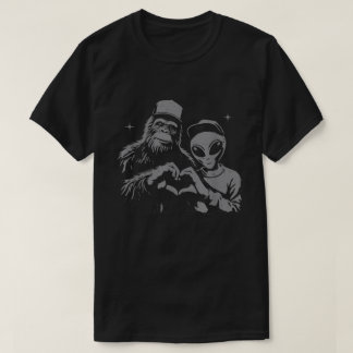 Bigfoot en Alien Sasquatch houden van handteken T-shirt