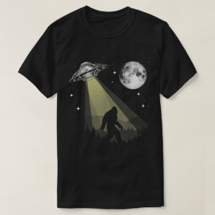 Bigfoot en UFO onder het maanlicht T-shirt
