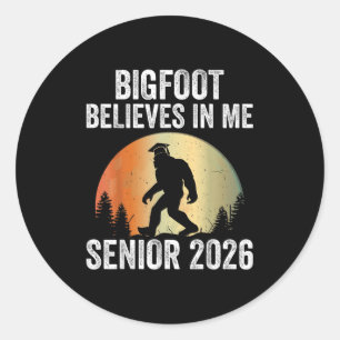Bigfoot gelooft in mij Senior 2026 Sasquatch Gradu Ronde Sticker