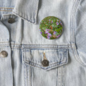 Bigfoot gespot tussen de bloemen Button (In situ)