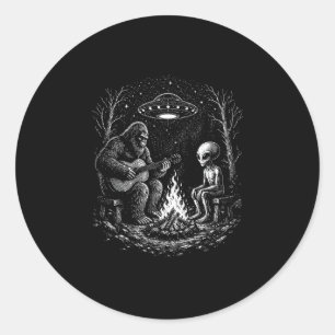 Bigfoot gitaar spelend kampvuur alien ufo kamperen ronde sticker