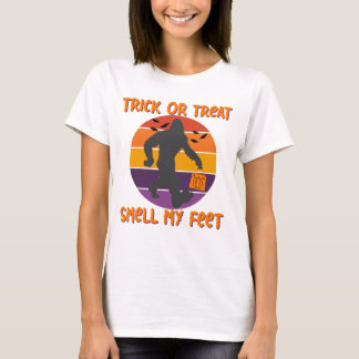 Bigfoot Halloween Trick or treat Smell My Feet T-shirt
